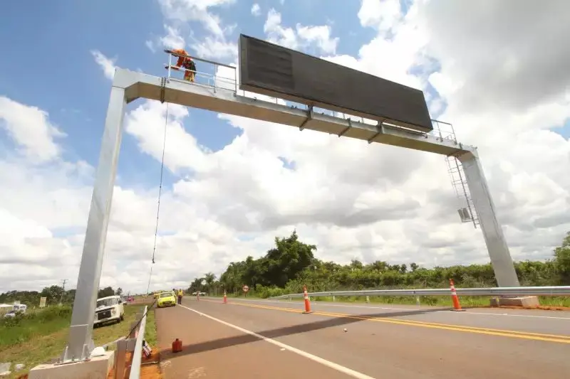 Pórtico de sinalização instalado