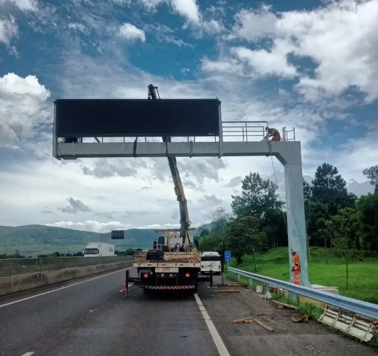 Montagem do pórtico com a rodovia em operação